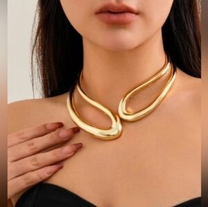 💛🔹️ NATASHA 🔹️Beautiful gold tone Cut Out Asymmetrical Hinge Necklace